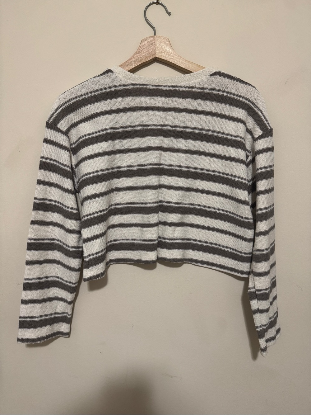 Zara White and Gray Striped Cropped Long-Sleeve Top
